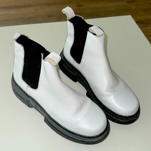 L’Intervalle White Boots
